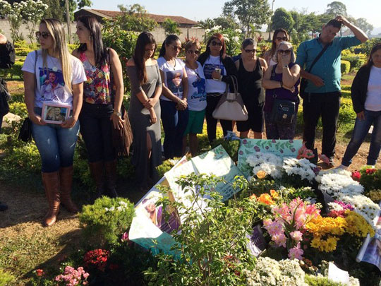 Um ano após morte de Cristiano Araújo, fãs fazem homenagens