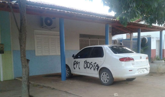 Vândalos ameaçam policiais militares pinchando prédios públicos em Feira da Mata