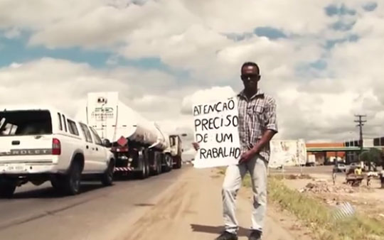 Desempregado consegue vaga após pedir ajuda exibindo cartaz em rodovias baianas