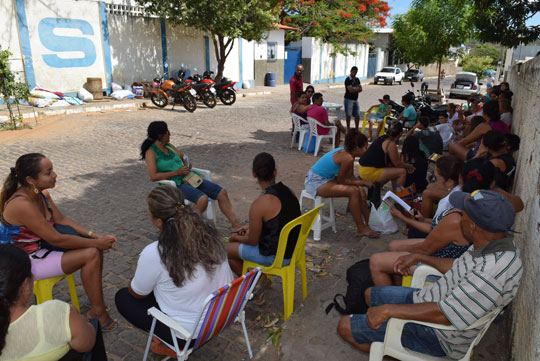 Em busca de vagas matutinas, pais formam grandes filas nas portas das escolas em Brumado