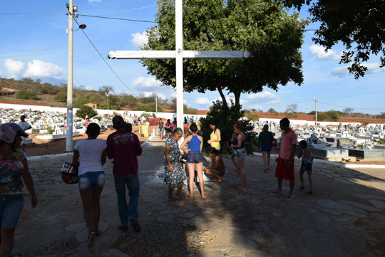 Movimentação nos cemitérios de Brumado no dia de finados foi grande