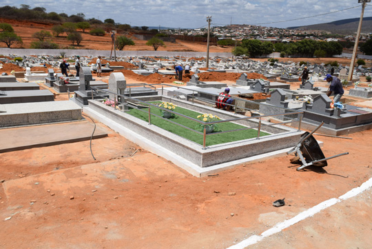 Brumado: Prefeitura realiza faxina em cemitérios para o dia de finados