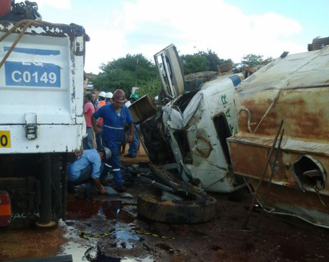 Brumado: Carreta que presta serviços para Fiol capota no povoado de Samambaia