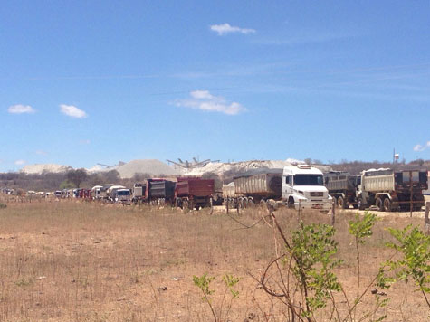 Em protesto, caçambeiros param atividades no Lote IV da Fiol em Brumado