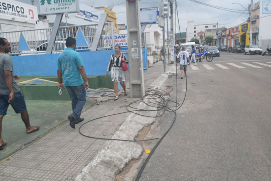 Carreta transportando trator danifica linha de transmissão em Brumado