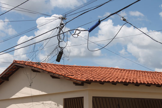 Brumado: Empresa faz substituição de postes e abandona fios emaranhados atrapalhando sinal de telefonia