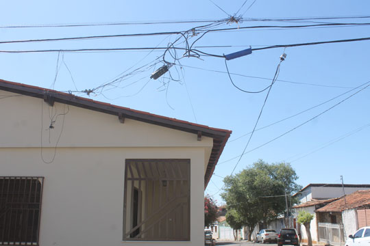 Brumado: Troca de postes deixa fios emaranhados e expostos