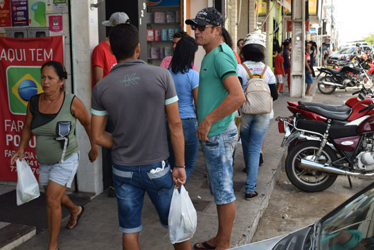 Movimento no comércio é bom nesta sexta-feira (24) em Brumado