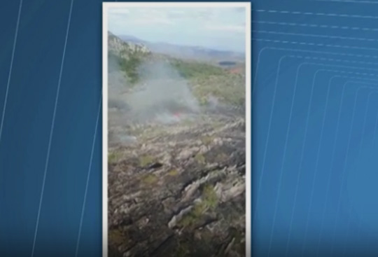 Fogo destrói área de 350 campos de futebol no Pico das Almas em Rio de Contas