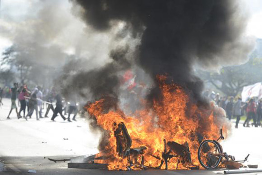 Manifestantes ateiam fogo a ministérios em protesto contra Temer