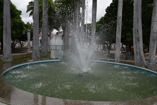 Brumado: Após denúncia de infestação do aedes-aegypti, fonte da Praça da Prefeitura é reparada