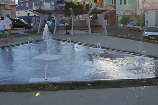 Brumado: Novo teste para funcionamento da fonte luminosa na Praça Heráclito Cardoso