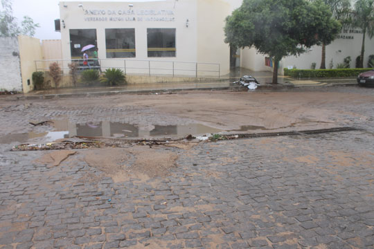 Câmara de Vereadores sofre com as chuvas em Brumado