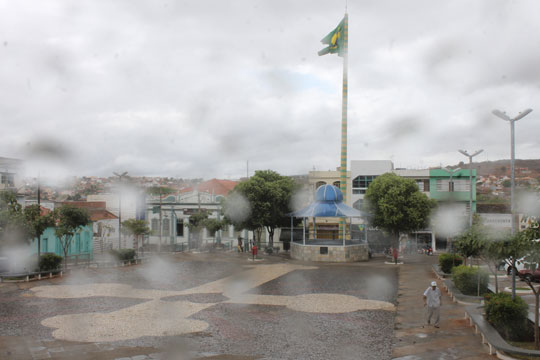 Maio começa com queda de temperatura e garoa em Brumado