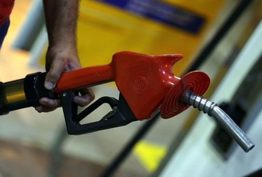 Preço da gasolina cai, mas continua acima do cobrado antes de cortes da Petrobras