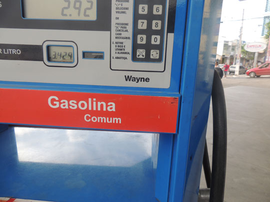 Brumadenses pagam R$ 3,429 pelo litro da gasolina