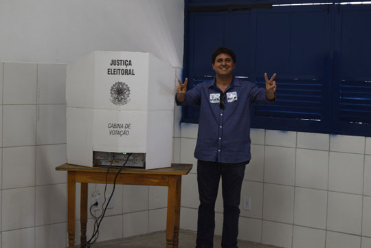 Brumado: Candidato Genivaldo Azevedo vai votar ao lado da esposa e do vice
