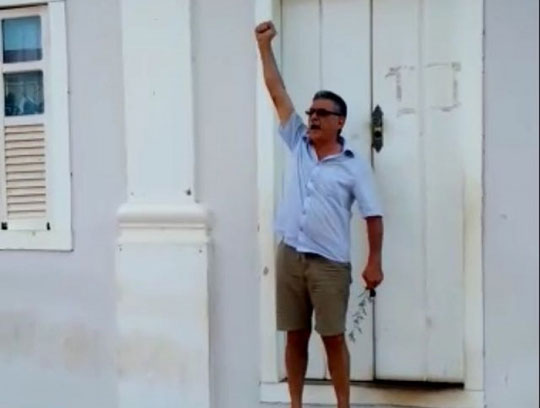 Paramirim: Prefeito eleito aparece em vídeo gritando na porta da prefeitura