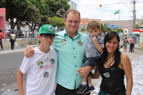 Eleições 2014: Gilson Dias leva a família para local da votação
