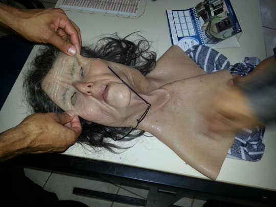 Goiás: Detento tenta fugir de presídio usando máscara de idosa e roupas femininas