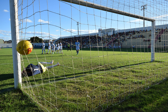 Umburanas sapeca o Santos e vai decidir o brumadense de futebol contra o Real