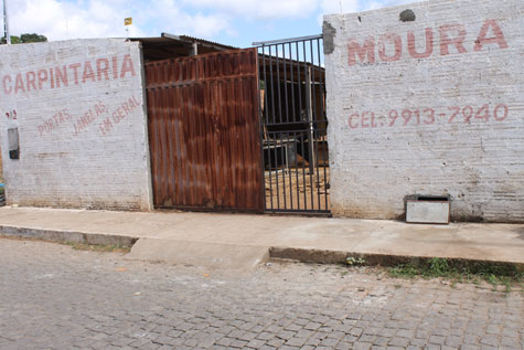 Brumado: Com medo de novo assalto, carpinteiro se tranca atrás das grades