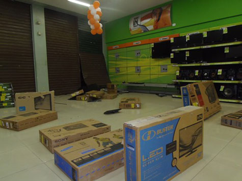 Brumado: Dezenas de pessoas saqueiam loja Insinuante