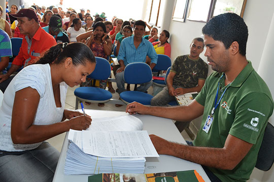 Guajeru: Agricultores familiares assinam contrato com o PRONAF