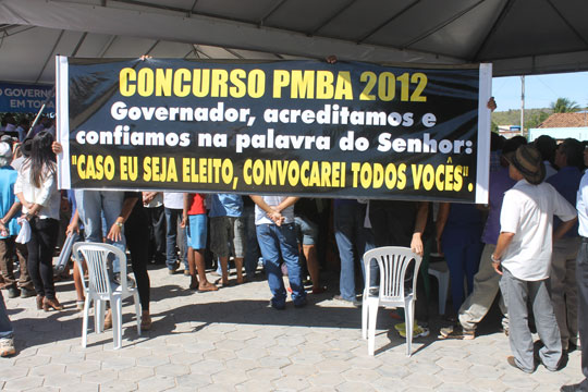 Excedentes do concurso da PM protestam na visita da comitiva do governo em Guajeru