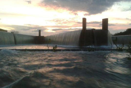 Guanambi: Barragem do Poço do Magro sangra pela primeira vez na história