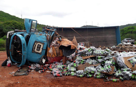 Caminhão carregado com refrigerante tomba na BR-030 entre Caetité e Guanambi