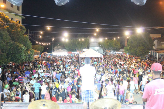 Multidão lota praça durante carnaval do distrito de Mutans em Guanambi
