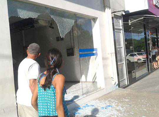 Carro invade agência bancária em Guanambi