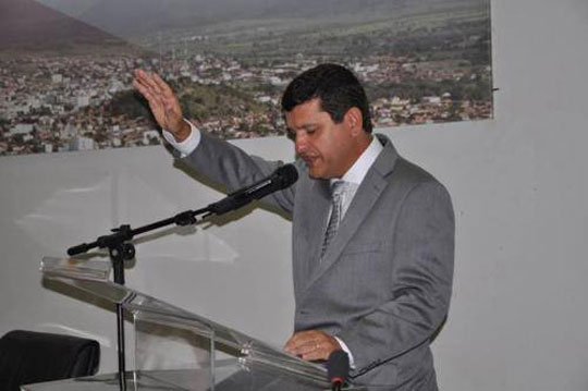 Guanambi: Prefeito pede desculpas após entregar a chave da cidade a Deus