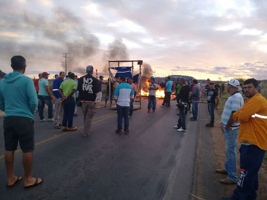 Operários da Fiol interditam pista na BR-030, na entrada da cidade de Guanambi