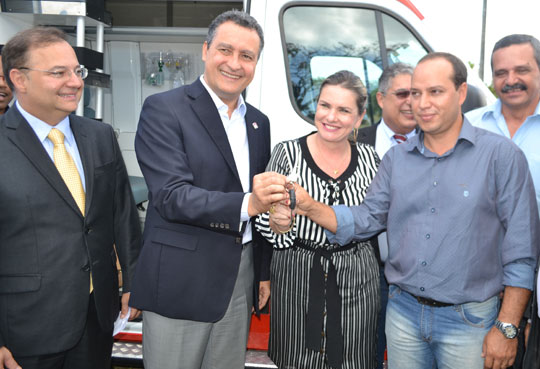 Rui e Ivana entregam nova ambulância do Samu 192 ao município de Guanambi