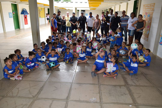 Guarda Municipal de Brumado presenteia crianças da creche do Caic