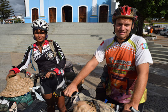 Casal que está há quatro anos viajando pela América Latina de bicicleta pernoita em Brumado