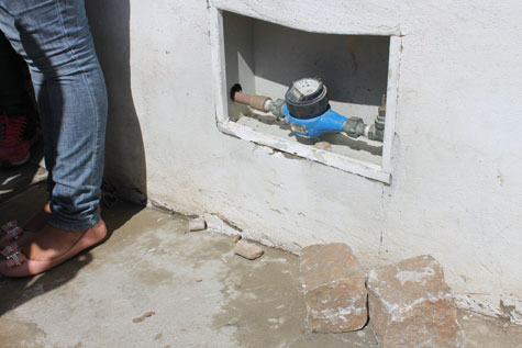 Brumado: Vândalos atacam hidrômetro de escola e provocam grande desperdício de água