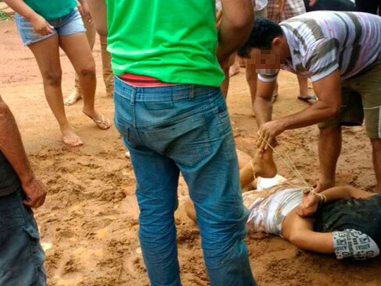 Homem é agredido e amarrado por população após roubar bolsa em Barreiras