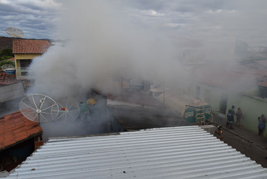 Homem põe fogo em Bíblia e provoca incêndio na casa da mãe em Brumado