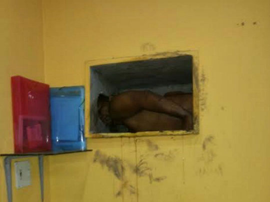 Manaus: Homem fica preso em caixa de ar-condicionado ao tentar invadir loja