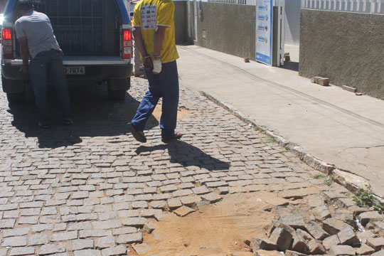 Brumado: Homem surta e quebra mármore e vidro do Fórum; juiz dá voz de prisão