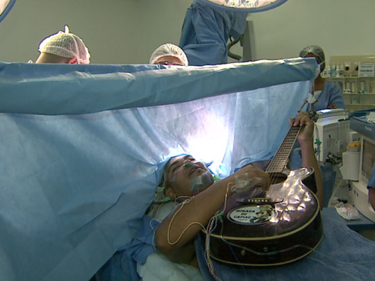 Músico canta e toca violão durante cirurgia cerebral