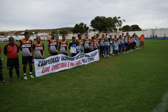 Atletas homenageiam vereador Édio Pereira no final do Campeonato Brumadense de Futebol