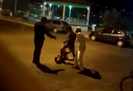 Homens brigam por causa de chinelo em praça pública em Caetité