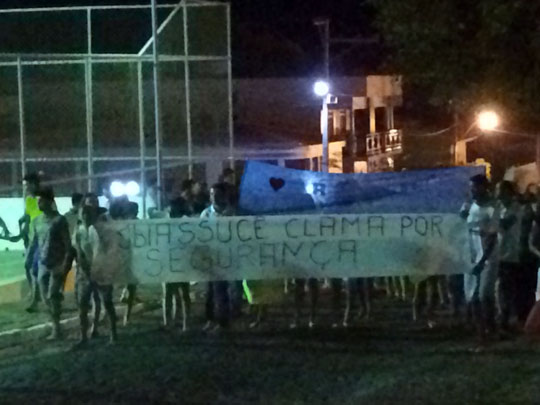 Moradores de Ibiassucê fazem manifestação exigindo segurança na cidade