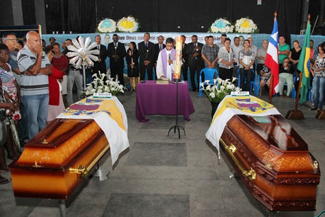 Ibicoara: Vereadores são enterrados e população presta homenagens