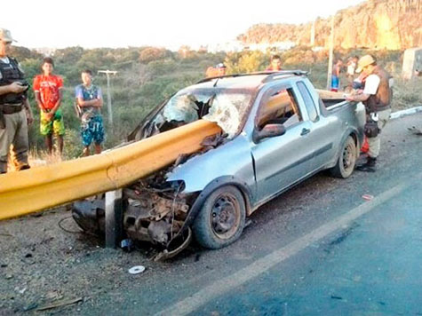 Bom Jesus da Lapa: Idoso sobrevive após grade de proteção atravessar carro