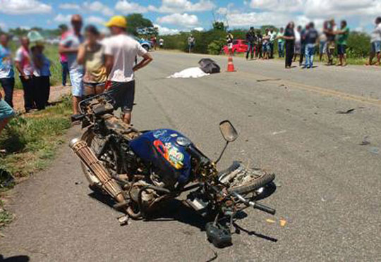 Colisão entre moto e carro deixa vítima fatal na BR-030 em Rio do Antônio